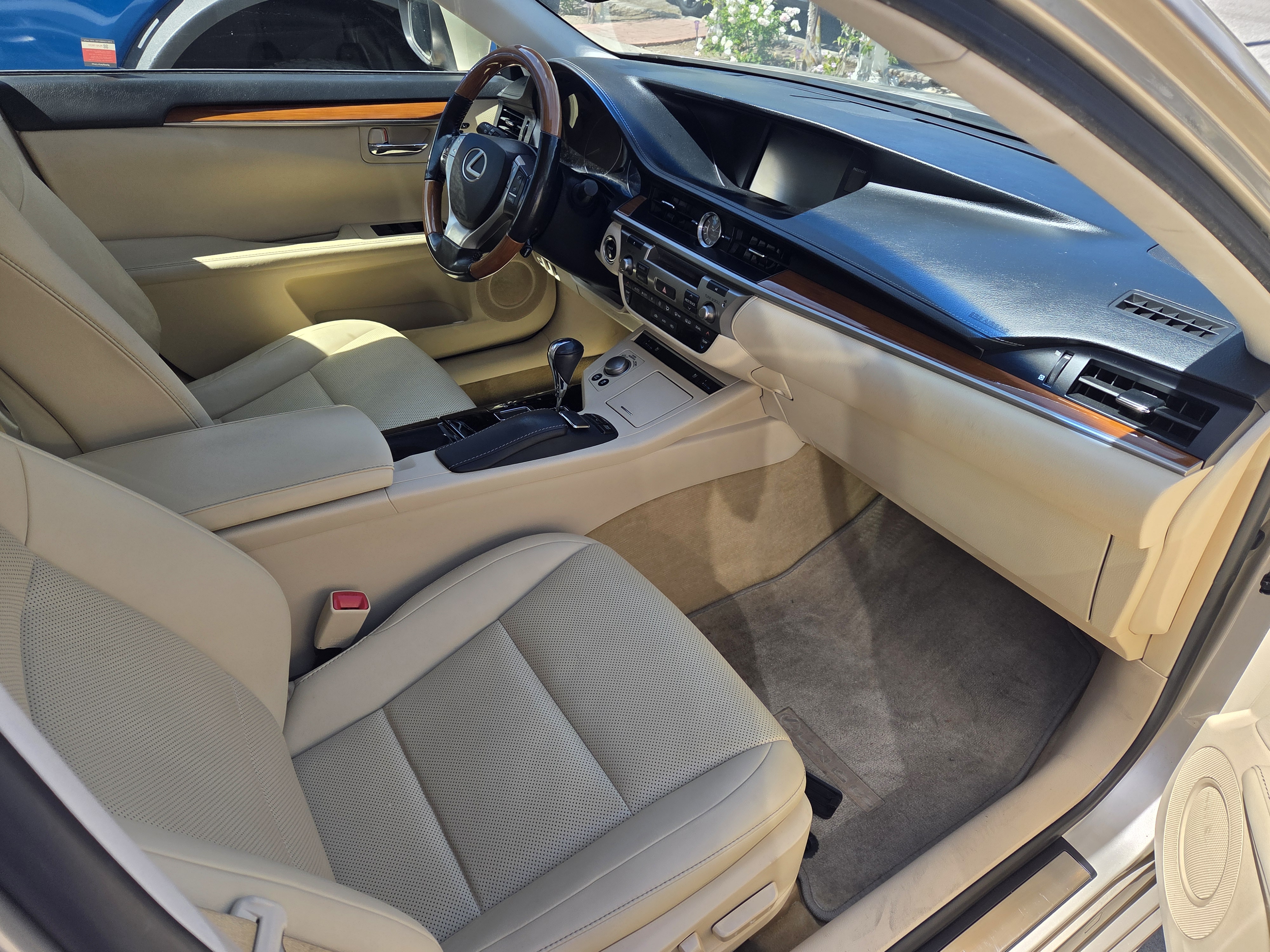 Used 2014 Lexus ES 300h w/ Premium Package w/Bamboo Trim FWD image 3