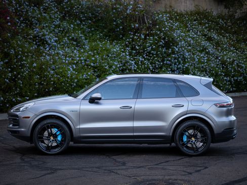 Used 2022 Porsche Cayenne Platinum Edition image 8