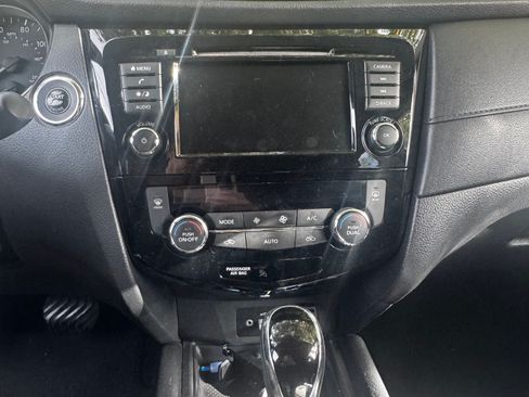 Used 2018 Nissan Rogue SV image 8