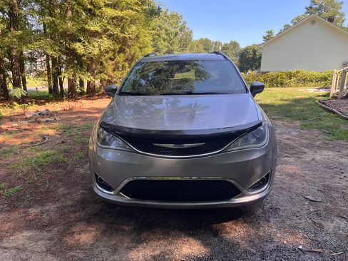 Used 2017 Chrysler Pacifica Touring-L FWD image 10
