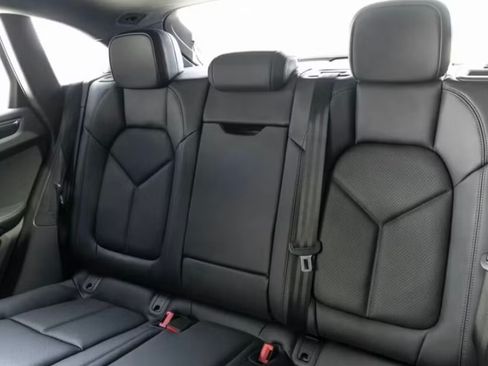 Used 2022 Porsche Macan AWD/4WD image 6