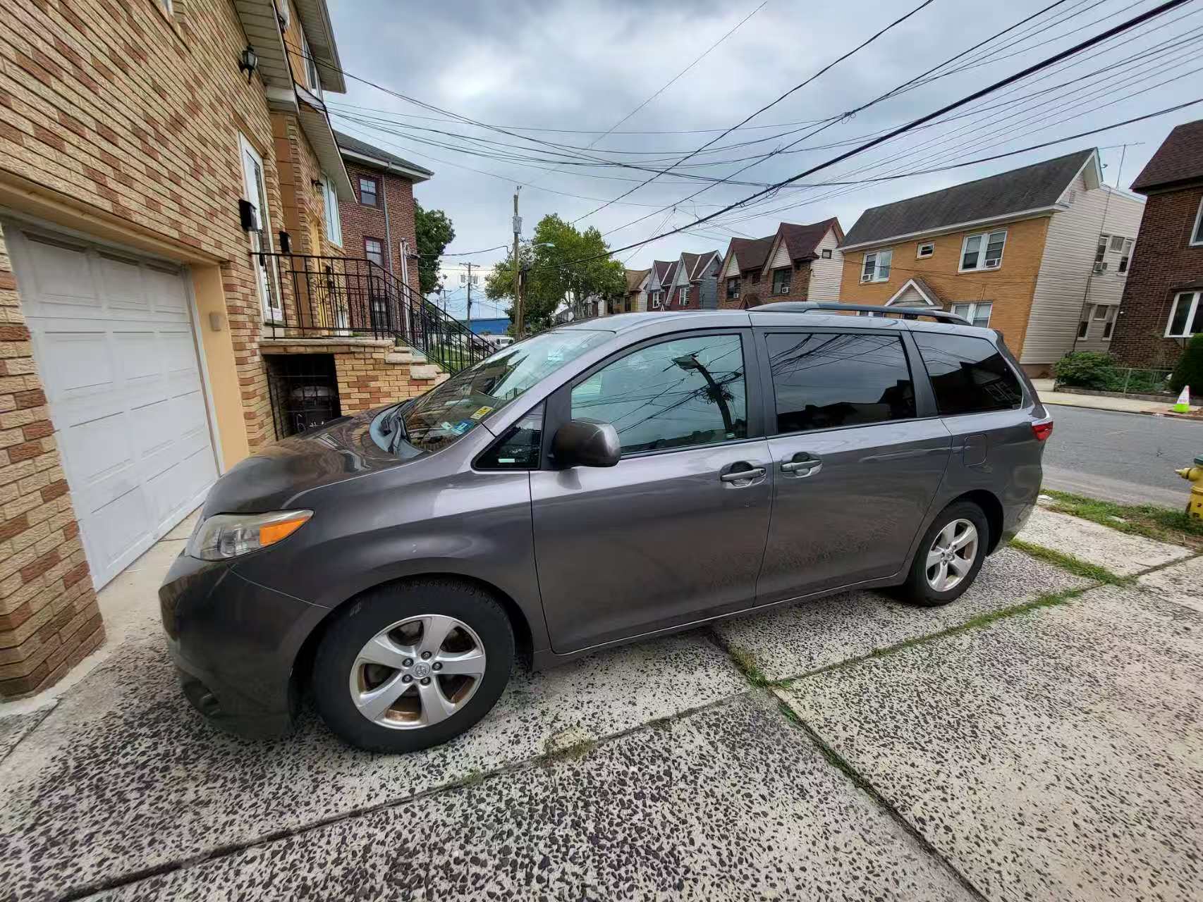 Used 2016 Toyota Sienna LE w/ Four Season Floor Mat Package FWD image 2