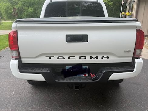 Used 2016 Toyota Tacoma TRD Sport w/ Towing Package AWD/4WD image 9