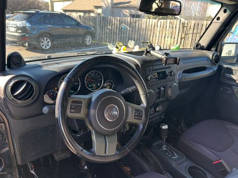 Used 2013 Jeep Wrangler Unlimited Sahara image 13