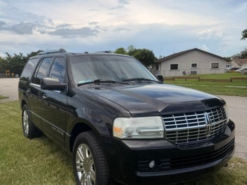 Used 2011 Lincoln Navigator 2WD image 2