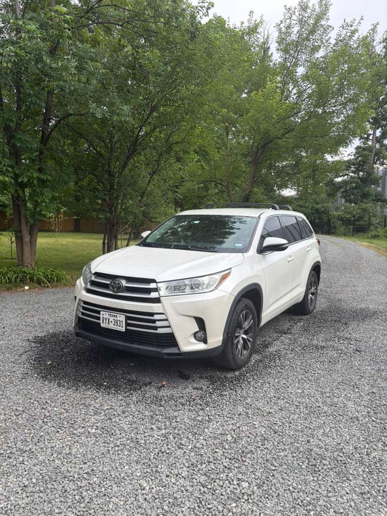 Used 2017 Toyota Highlander Plus FWD image 1