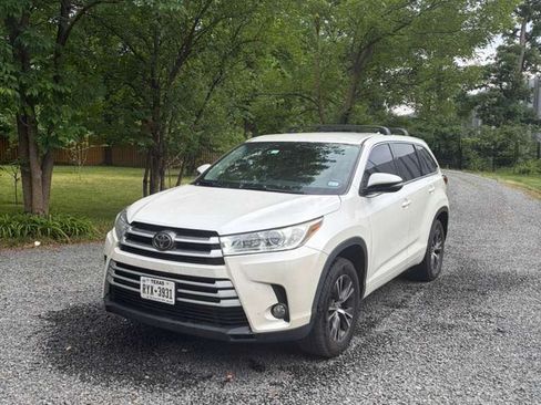 Used 2017 Toyota Highlander Plus FWD image 1