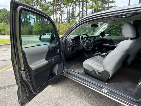 Used 2017 Toyota Tacoma SR RWD image 12