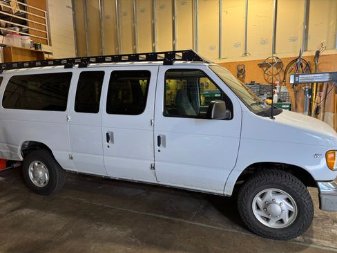 Used 2000 Ford E-350 and Econoline 350 Club Wagon RWD image 2