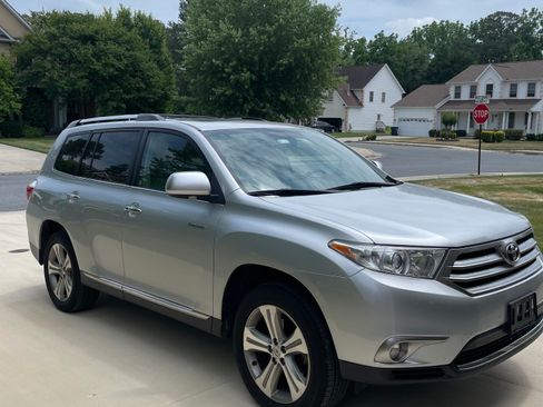 Used 2012 Toyota Highlander Limited w/ Tow Pkg AWD/4WD image 2