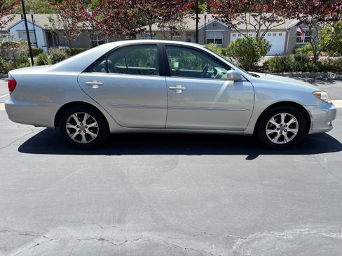 Used 2005 Toyota Camry LE FWD image 5