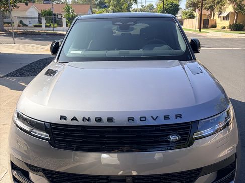 Used 2025 Land Rover Range Rover Sport SE AWD/4WD image 9