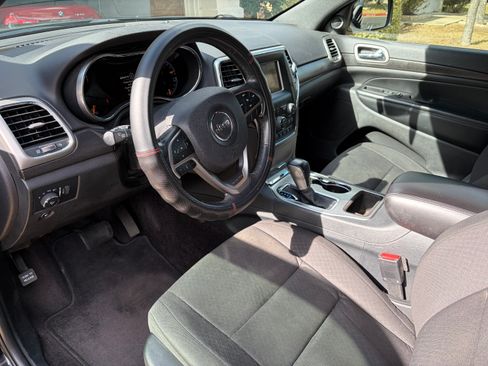 Used 2018 Jeep Grand Cherokee Laredo image 16