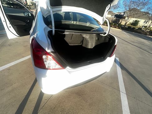 Used 2017 Nissan Versa SL image 6