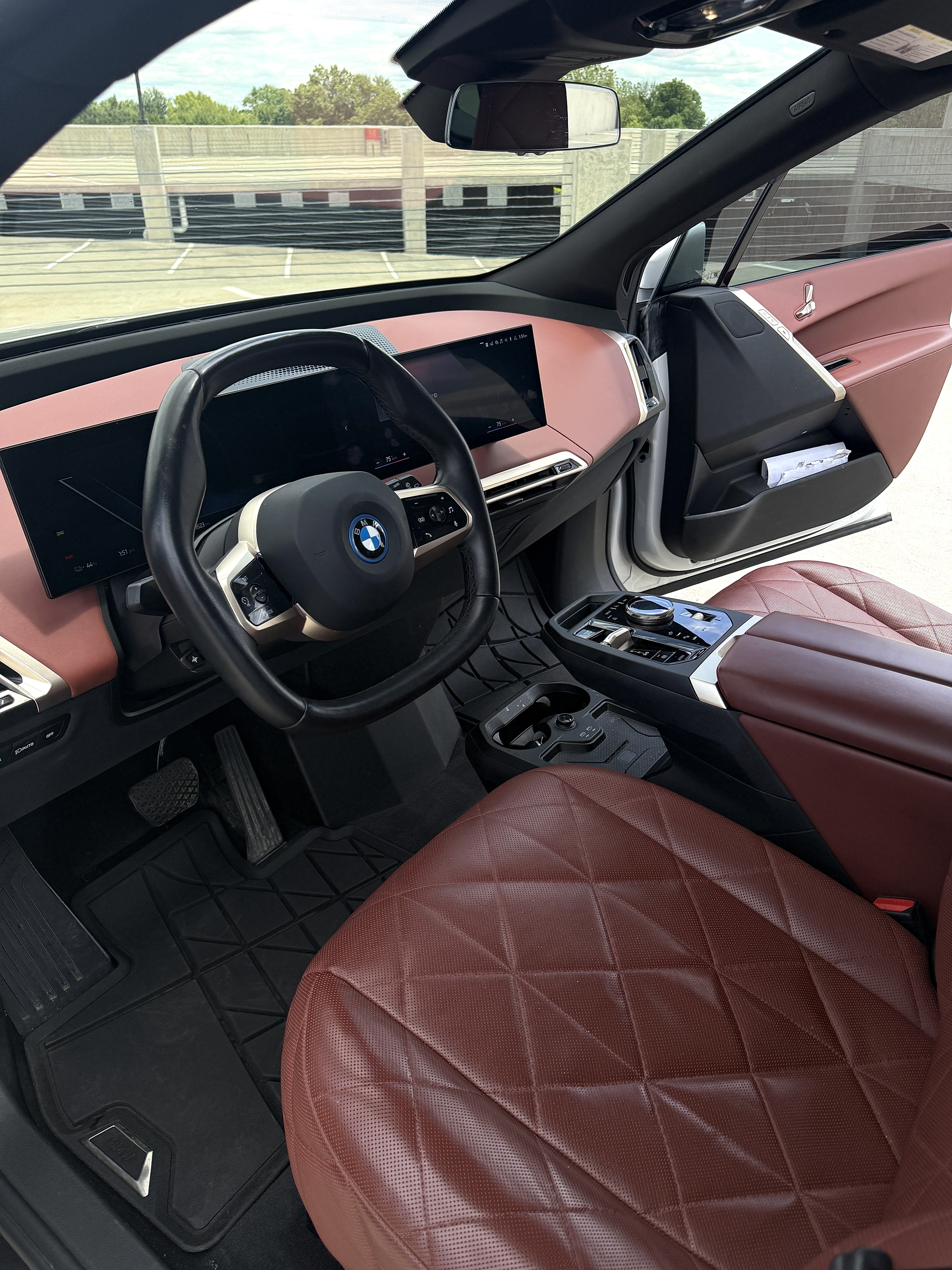 Used 2023 BMW iX xDrive50 w/ Sport Package AWD/4WD image 13