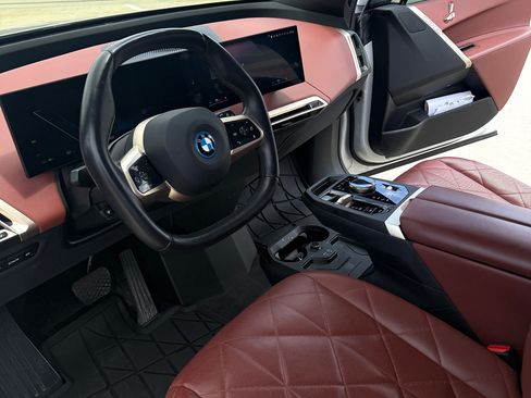 Used 2023 BMW iX xDrive50 w/ Sport Package AWD/4WD image 13