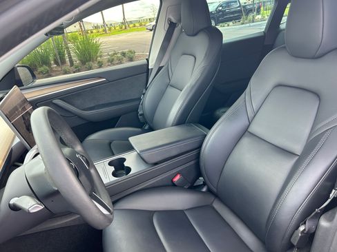 Used 2023 Tesla Model Y Performance image 10