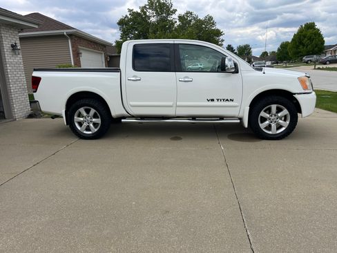 Used 2010 Nissan Titan XE AWD/4WD image 5
