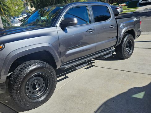 Used 2021 Toyota Tacoma TRD Sport w/ Technology Package image 6