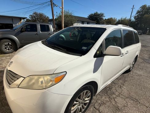 Used 2011 Toyota Sienna XLE image 4