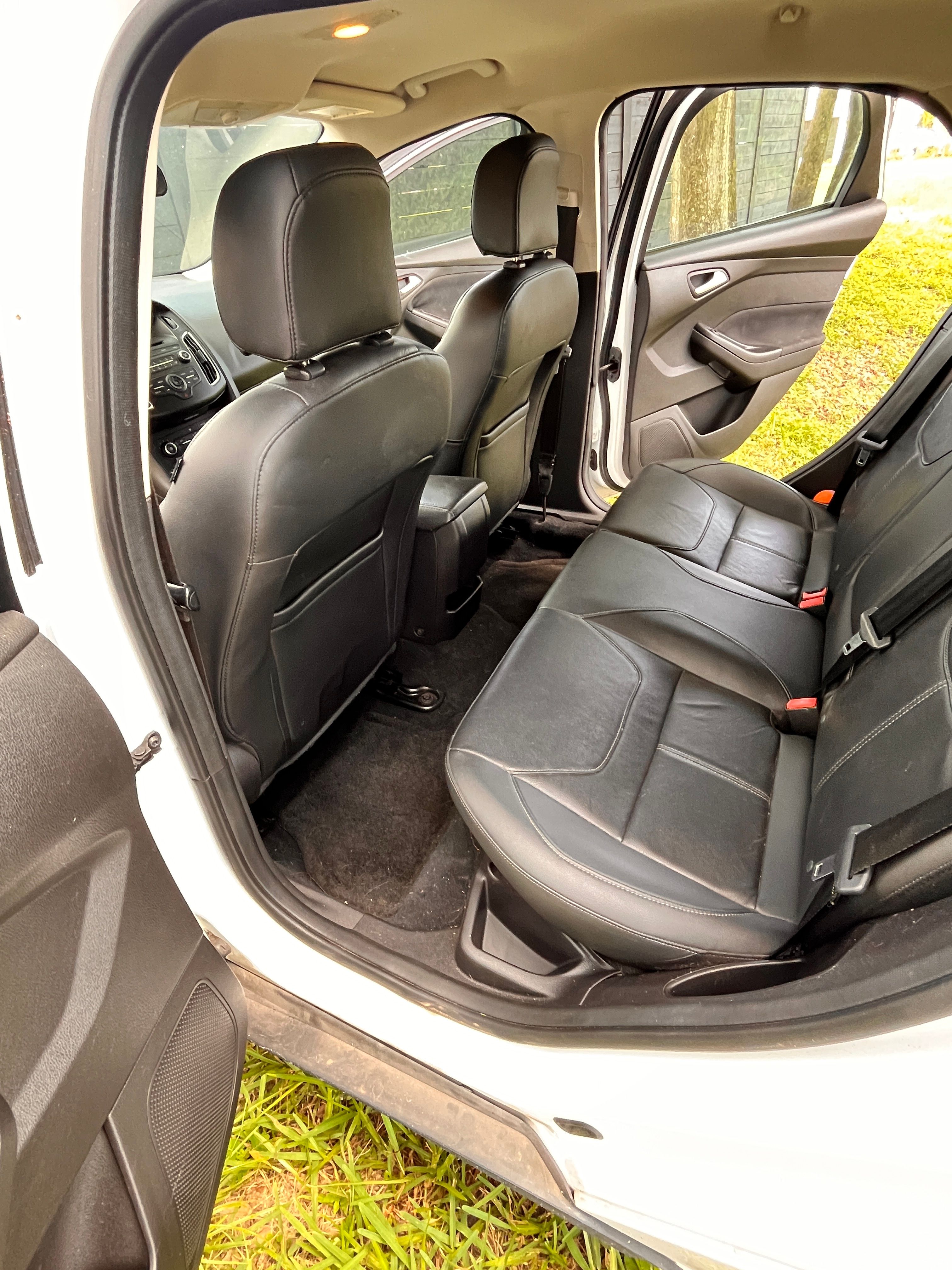 Used 2015 Ford Focus SE w/ Equipment Group 201A FWD image 11