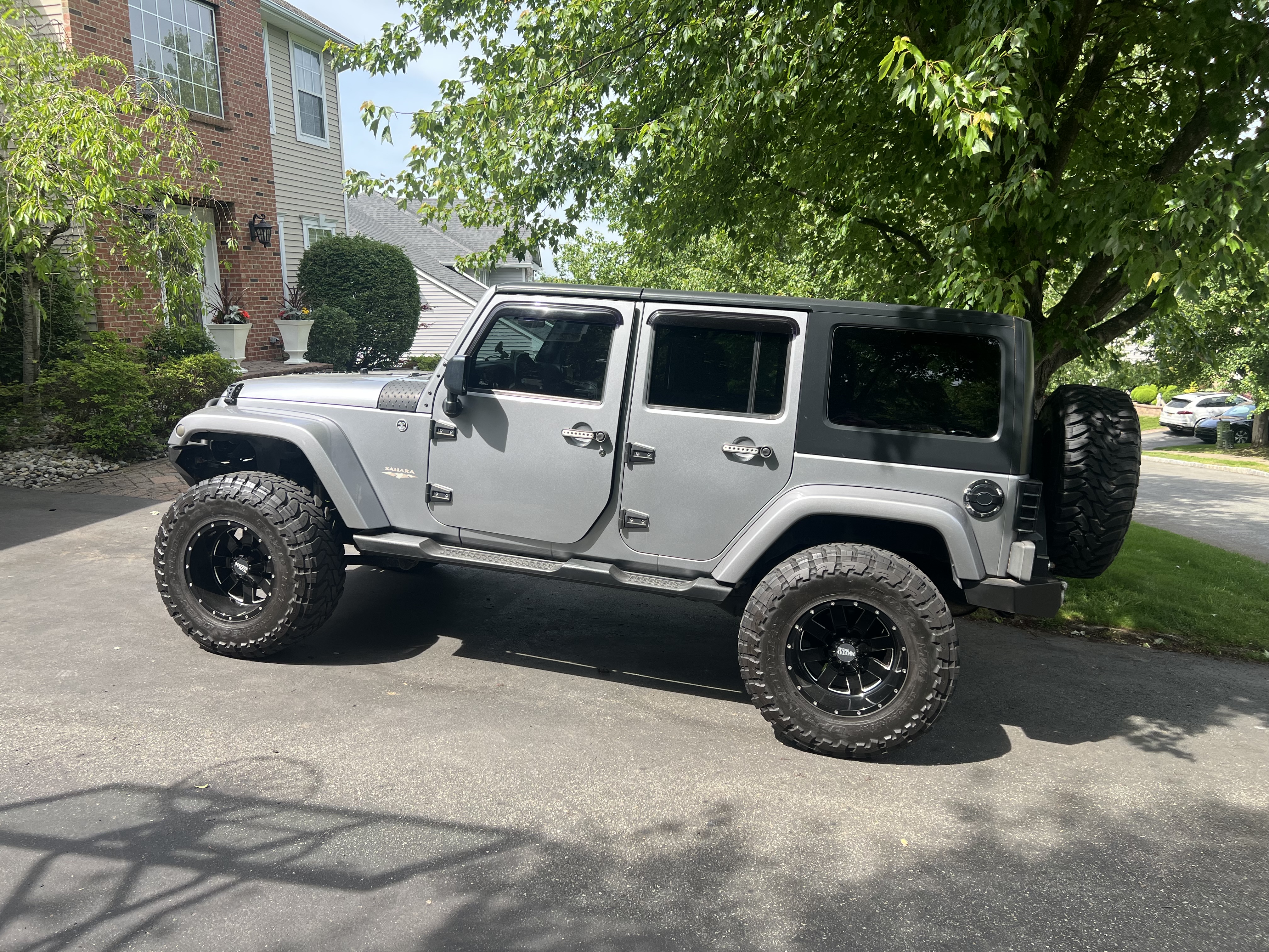 Used 2013 Jeep Wrangler Unlimited Sahara w/ Dual Top Group AWD/4WD image 9