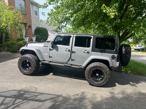 Used 2013 Jeep Wrangler Unlimited Sahara w/ Dual Top Group AWD/4WD image 9
