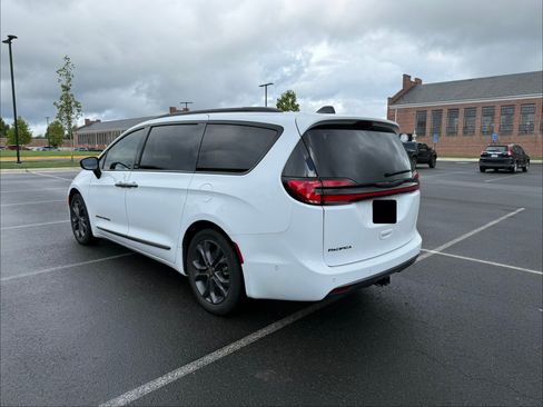 Used 2024 Chrysler Pacifica Touring-L w/ Uconnect Theater Family Group FWD image 10