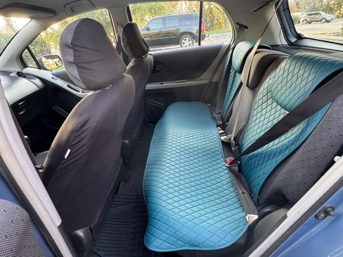 Used 2010 Toyota Yaris 4-Door Hatchback image 11