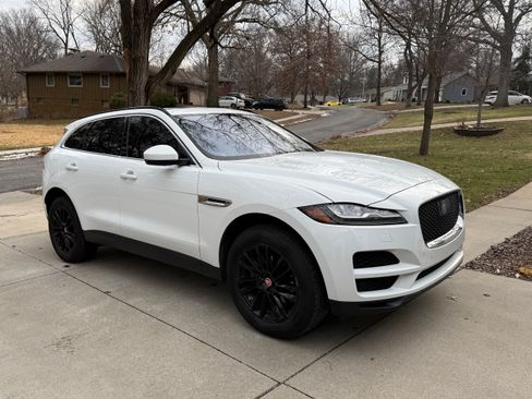Used 2019 Jaguar F-PACE Prestige image 1