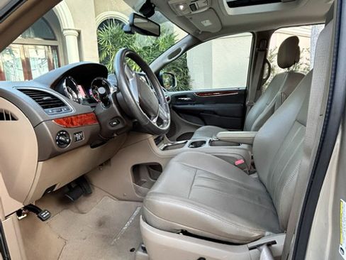 Used 2013 Chrysler Town & Country Touring-L w/ Entertainment Group #2 FWD image 9