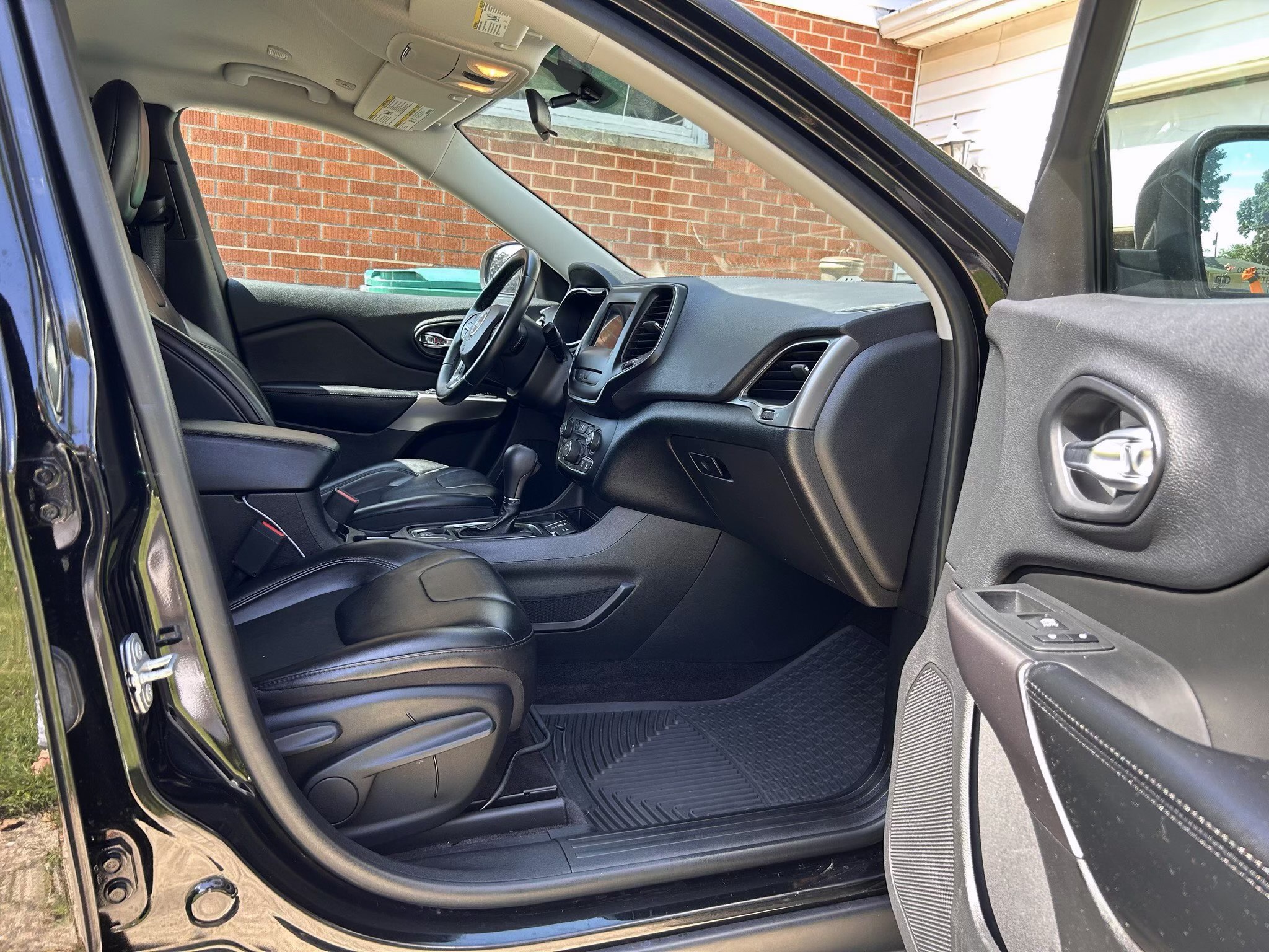 Used 2019 Jeep Cherokee Latitude Plus FWD image 9