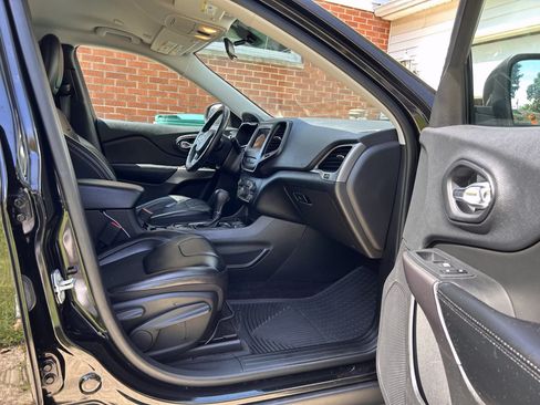 Used 2019 Jeep Cherokee Latitude Plus FWD image 9
