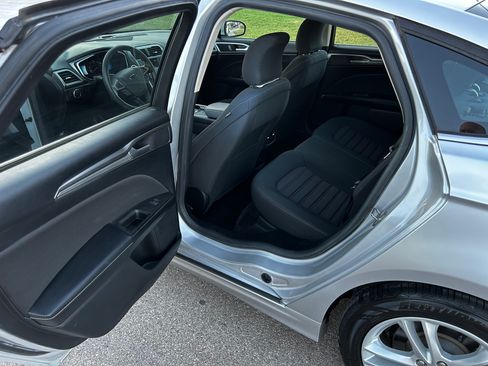 Used 2018 Ford Fusion SE FWD image 12