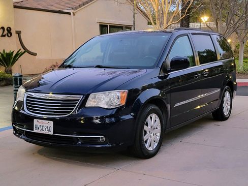 Used 2015 Chrysler Town & Country Touring image 2