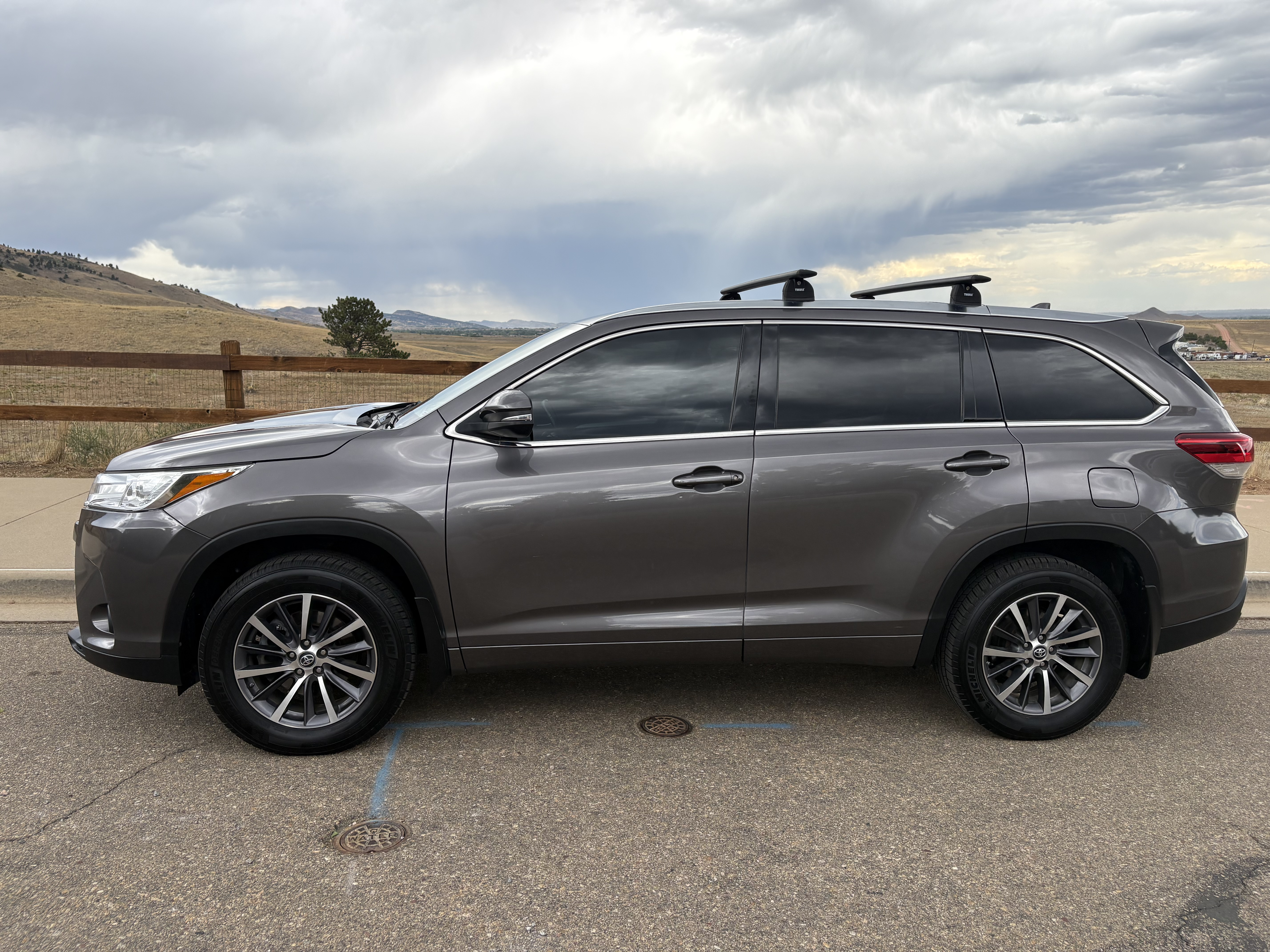 Used 2017 Toyota Highlander XLE AWD/4WD image 2