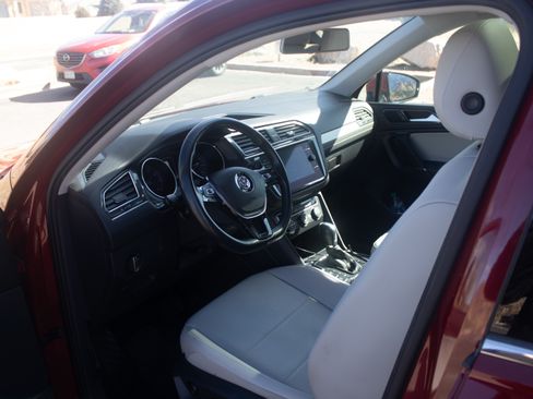 Used 2018 Volkswagen Tiguan SE w/ Panoramic Sunroof Package image 10