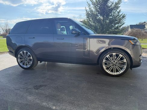 Used 2025 Land Rover Range Rover SE image 9