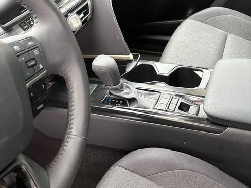 Used 2025 Toyota Camry LE w/ Convenience Package image 4