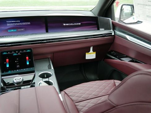 Used 2025 Cadillac Escalade ESV Sport w/ Touring Package image 19