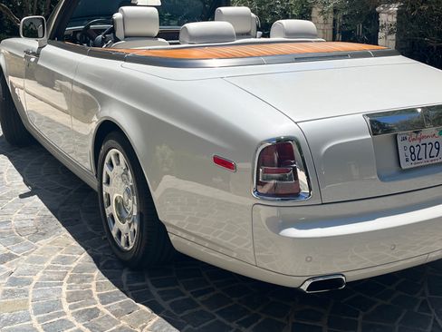 Used 2014 Rolls-Royce Phantom Drophead Coupe RWD image 21