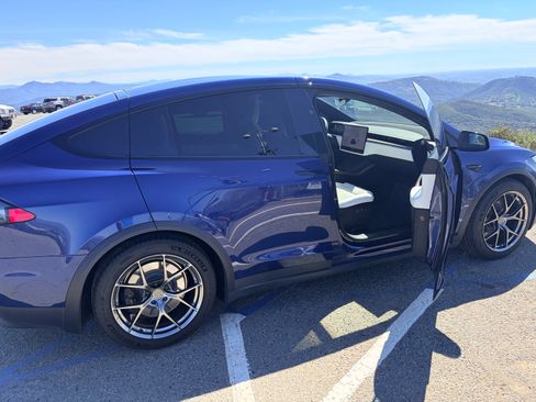 Used 2022 Tesla Model X image 5