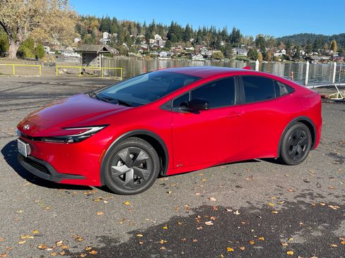 Used 2023 Toyota Prius LE image 1