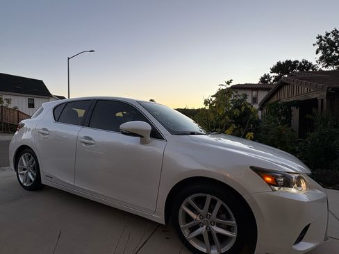 Used 2017 Lexus CT 200h 200h Hatchback 4D image 2