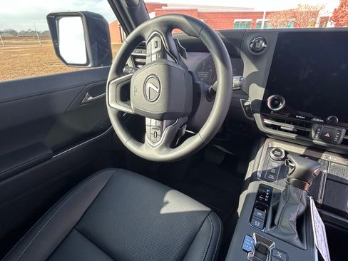 Used 2025 Lexus GX 550 image 6