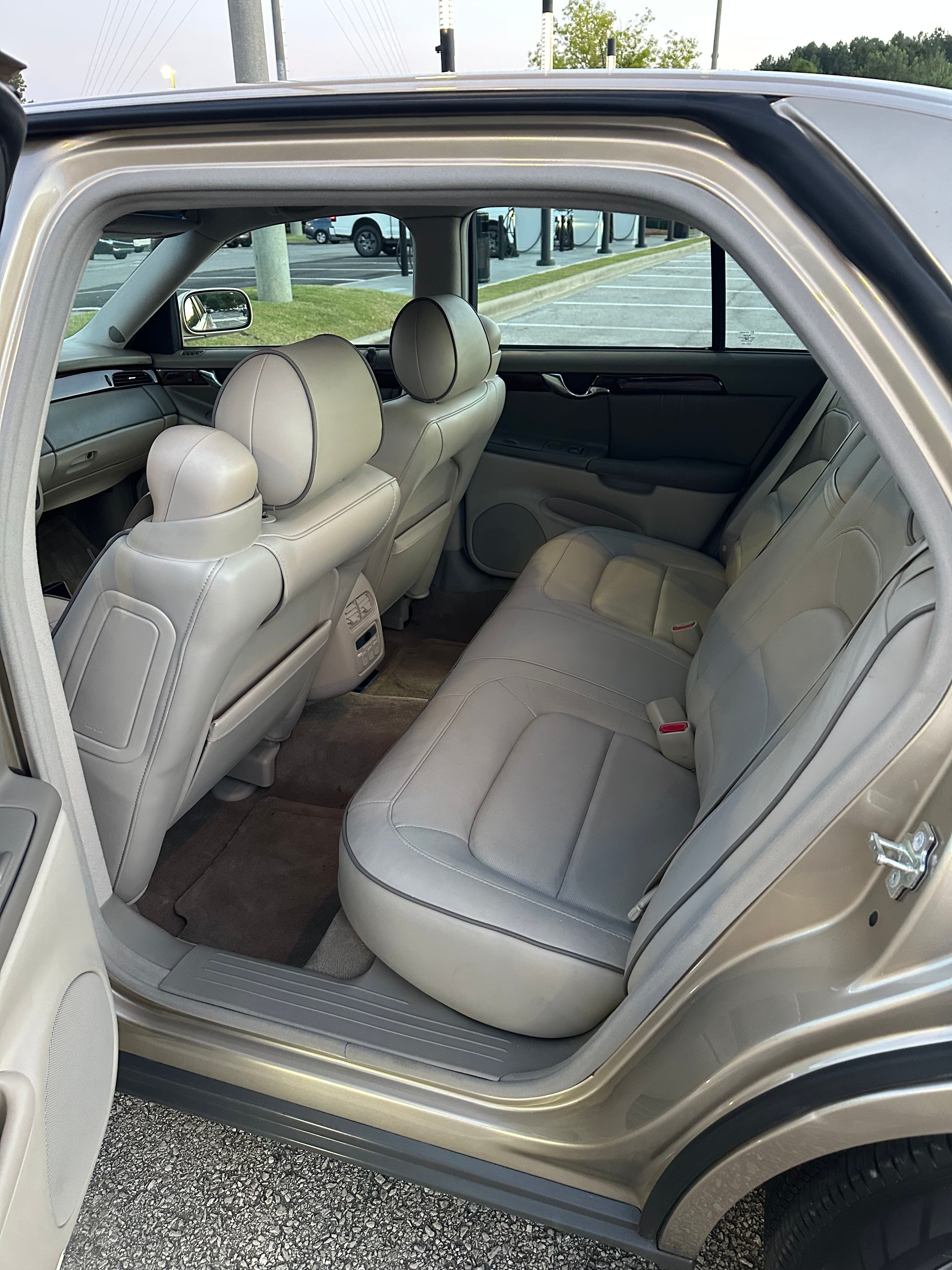Used 2005 Cadillac De Ville w/ Limited Edition Package FWD image 2