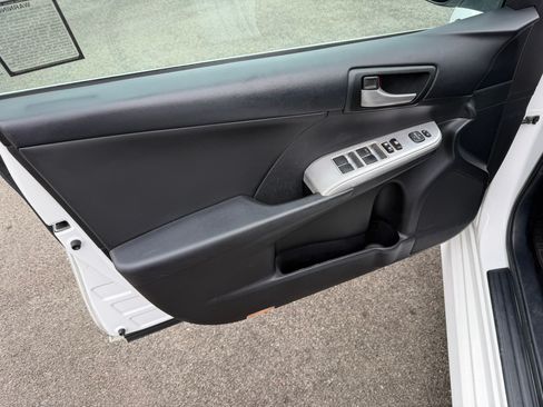 Used 2014 Toyota Camry SE image 11