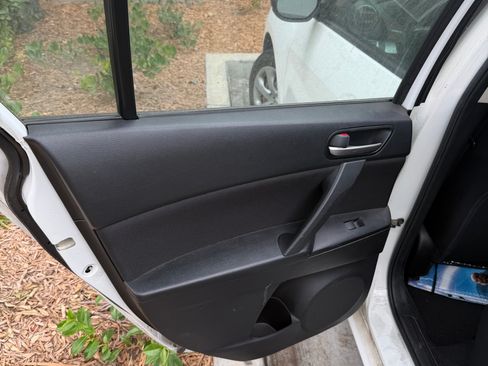 Used 2013 MAZDA MAZDA3 i Sport FWD image 4