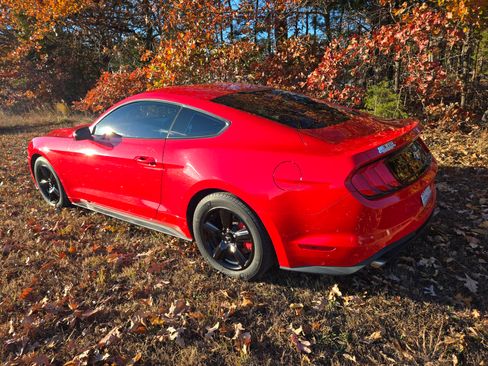 Used 2018 Ford Mustang Coupe image 4