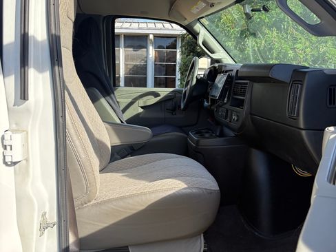 Used 2017 Chevrolet Express 3500 LT w/ LT Preferred Equipment Group image 13